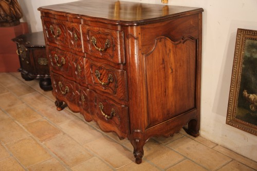 Furniture  - 18thC Commode called « in arbalète (crossbow)». In walnut wood. Provence.