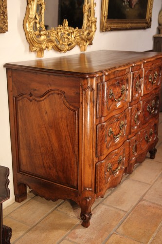 18thC Commode called « in arbalète (crossbow)». In walnut wood. Provence. - 