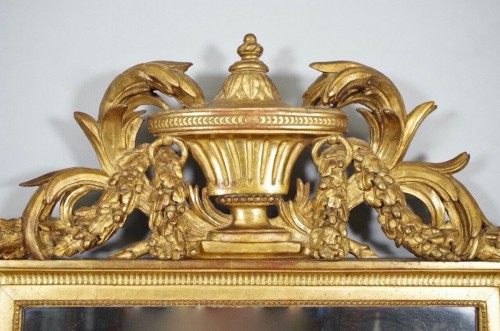 XVIIIe siècle - Miroir Louis XVI doré à fronton