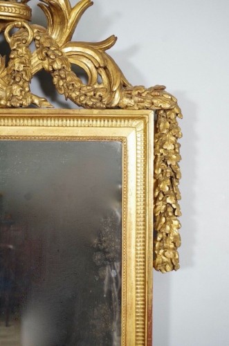 Louis XVI gilt mirror with pediment - Louis XVI