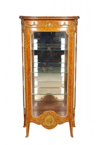 Vitrine début du 20e siècle, style Transition