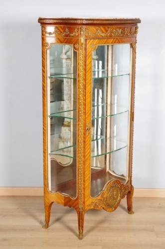 XXe siècle - Vitrine début du 20e siècle, style Transition