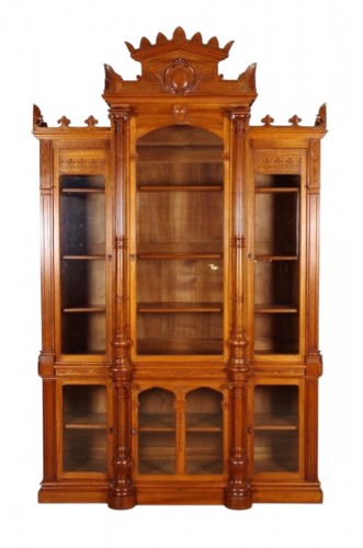 Bibliothèque deux corps en noyer sculpté et mouluré Vers 1880