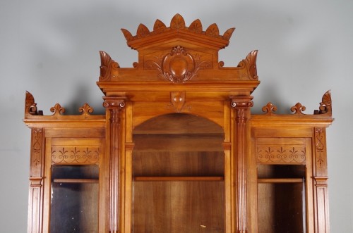 Bibliothèque deux corps en noyer sculpté et mouluré Vers 1880 - Mobilier Style Napoléon III
