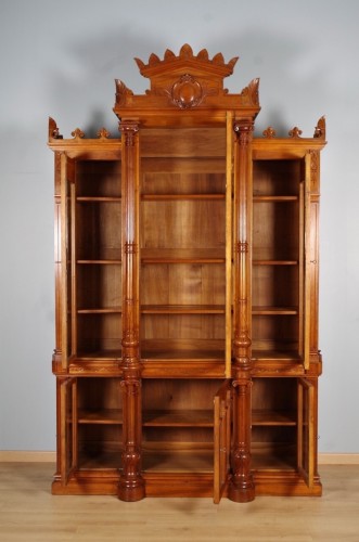 XIXe siècle - Bibliothèque deux corps en noyer sculpté et mouluré Vers 1880