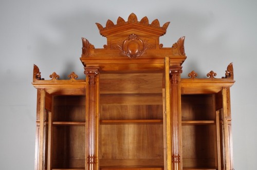 Bibliothèque deux corps en noyer sculpté et mouluré Vers 1880 - Napoléon III