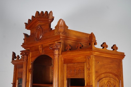 Antiquités - Bibliothèque deux corps en noyer sculpté et mouluré Vers 1880