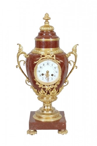Grande pendule Napoléon III  en bronze doré et marbre rouge du Maine