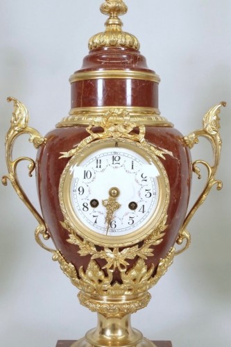Grande pendule Napoléon III  en bronze doré et marbre rouge du Maine - Horlogerie Style Napoléon III