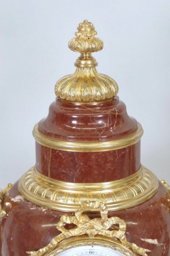 Horlogerie Pendule - Grande pendule Napoléon III  en bronze doré et marbre rouge du Maine