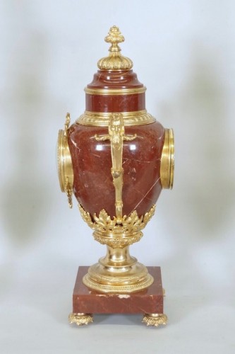 XIXe siècle - Grande pendule Napoléon III  en bronze doré et marbre rouge du Maine