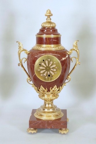 Napoléon III - Grande pendule Napoléon III  en bronze doré et marbre rouge du Maine