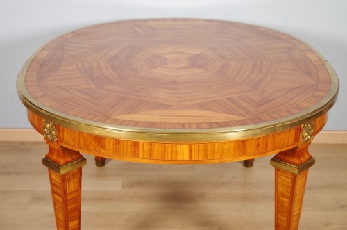 Antiquités - Table de salle à manger vers 1880