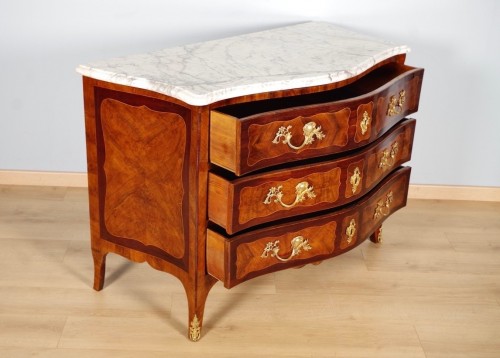 Antiquités - Commode époque Louis XV estampillée Lebrund