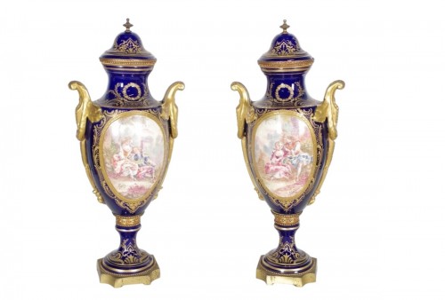 Paire de vases en porcelaine vers 1880