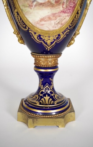 XIXe siècle - Paire de vases en porcelaine vers 1880