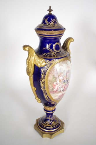 Antiquités - Paire de vases en porcelaine vers 1880