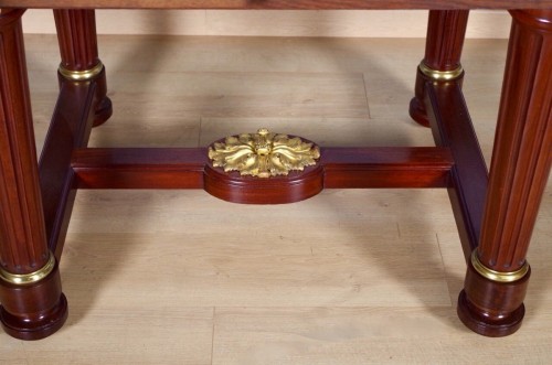 Antiquités - Mercier Frères à Paris, table en acajou et placage d'acajou moucheté vers 1870