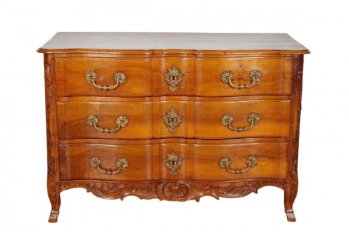Commode époque Régence en noyer mouluré et sculpté