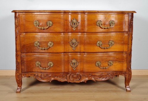 Commode époque Régence en noyer mouluré et sculpté - Mobilier Style Régence