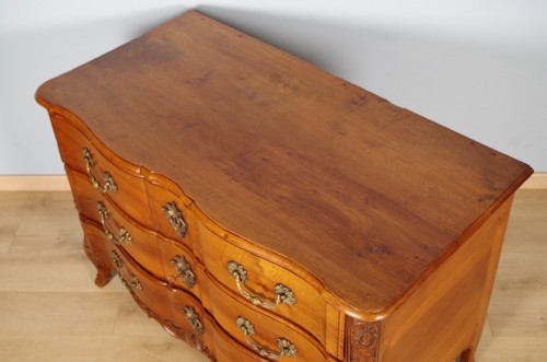 XVIIIe siècle - Commode époque Régence en noyer mouluré et sculpté