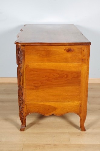 Commode époque Régence en noyer mouluré et sculpté - Régence