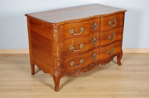 Régence - Commode époque Régence en noyer mouluré et sculpté