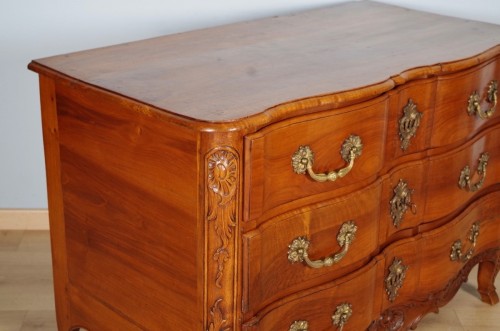 Antiquités - Commode époque Régence en noyer mouluré et sculpté