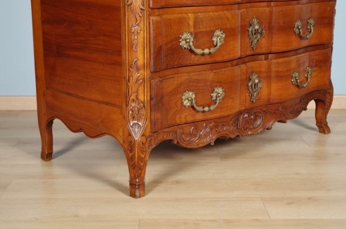 Antiquités - Commode époque Régence en noyer mouluré et sculpté