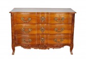 Commode époque Régence en noyer mouluré et sculpté