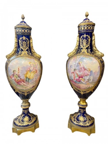 Paire de vases en porcelaine style Sèvres