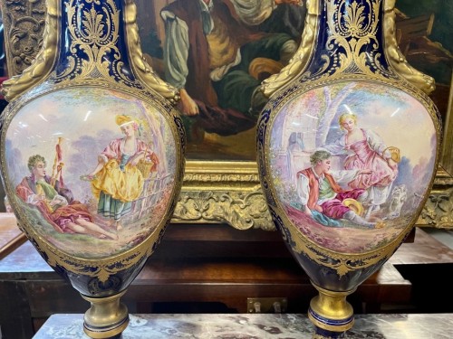 Paire de vases en porcelaine style Sèvres - Antiquités Saint Jean
