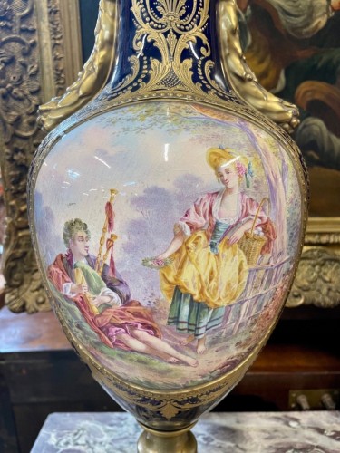 Napoléon III - Paire de vases en porcelaine style Sèvres