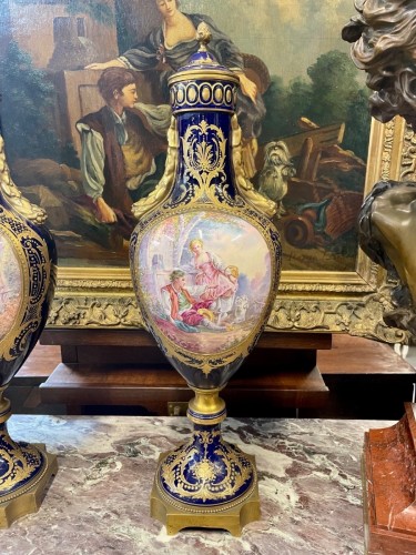 Antiquités - Paire de vases en porcelaine style Sèvres