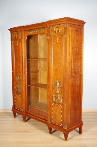  - Bibliothèque en acajou, loupe d'amboine et bronze doré vers 1900