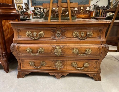 Commode Tombeau en noyer massif d'époque Régence