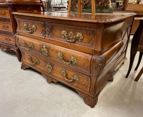 Mobilier Commode - Commode Tombeau en noyer massif d'époque Régence