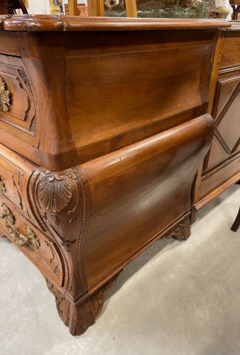 Commode Tombeau en noyer massif d'époque Régence - Antiquités Saint Jean