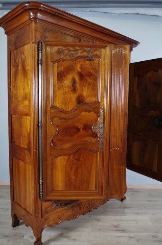 Antiquités - Armoire de Sennecey le Grand