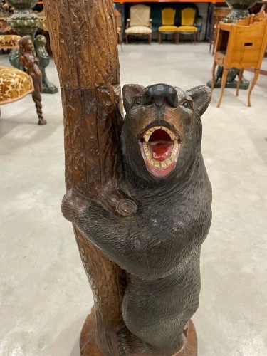 XXe siècle - Sellette en bois sculpté à décor d'un ours signée Ruef