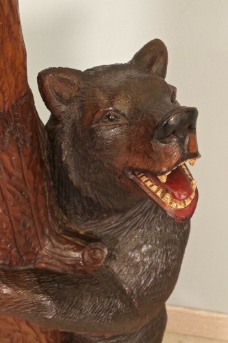Sellette en bois sculpté à décor d'un ours signée Ruef - Art nouveau