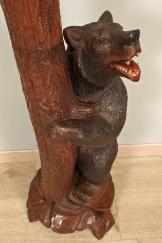 Antiquités - Sellette en bois sculpté à décor d'un ours signée Ruef