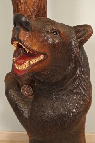 Antiquités - Sellette en bois sculpté à décor d'un ours signée Ruef