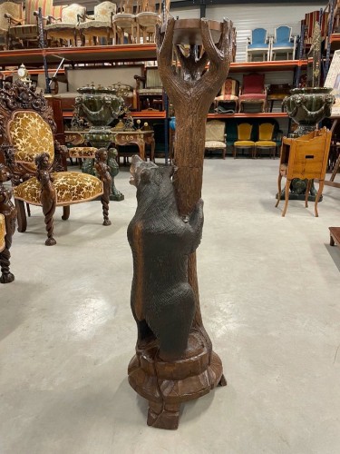 Antiquités - Sellette en bois sculpté à décor d'un ours signée Ruef