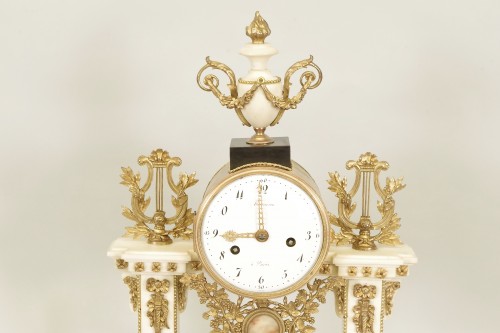 Pendule portique d'époque Louis XVI Signée Hartemann - Horlogerie Style Louis XVI