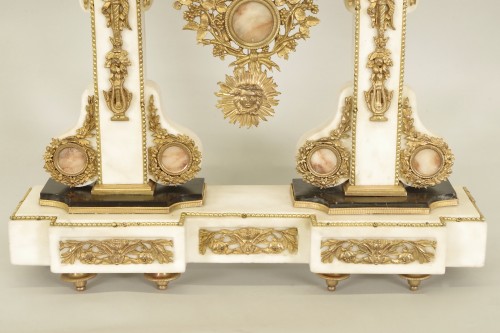 Louis XVI - Pendule portique d'époque Louis XVI Signée Hartemann