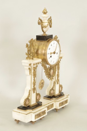 Antiquités - Pendule portique d'époque Louis XVI Signée Hartemann