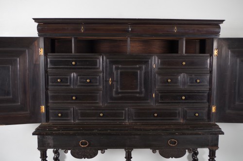 Antiquités - Cabinet en bois noirci, France XVIIe siècle