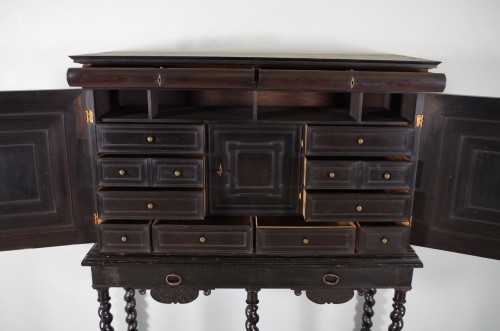 Antiquités - Cabinet en bois noirci, France XVIIe siècle