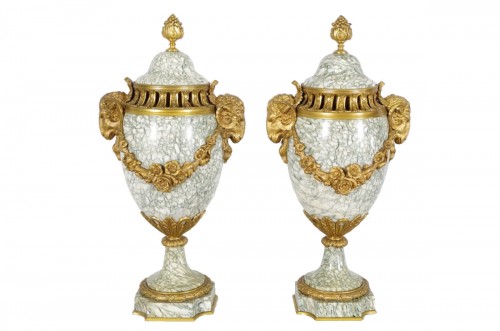 Paire de vases en marbre style Louis XVI